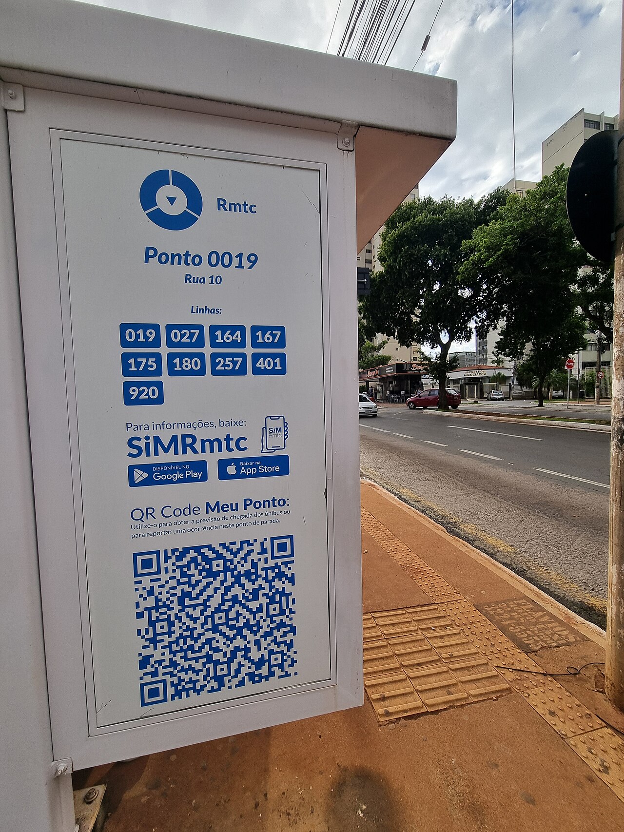 Ponto de ônibus na Rua 10 em Goiânia